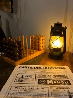 SPEAKEASY 〰️ Un nouveau bar caché vient d’ouvrir ses portes à Nice : @lavant_poste 🪖Il vous plonge dans les années 20… et on s’y croirait vraiment ! Pour boire un verre et passer un chouette moment entre amis autour d’un jeu de société (comme avant 😅) c’est l’adresse idéale ! Coup de cœur 😍

📍Nice Libération

With @somakeupblog 💞