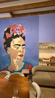 À TABLE 〰️ Je connaissais mais je n’y étais jamais allée… et c’est une très belle découverte : @alternatives06 😍 

Porté par la très sympathique Karol, ce joli coffee shop est spécialisé dans la cuisine bio, healthy et sans gluten, privilégiant des produits locaux, bio, frais et artisanaux. 

De la foccacia au houmous en passant par les falafels ou encore la brioche (perdue avec des capucines du jardin de Karol)… tout est fait maison ! Pour une pause café, un lunch ou un brunch… vous allez vous régaler 😋

📍Alternatives, 4 Pierre Dévoluy à Nice
🍽️ Café - brunch - lunch - goûter 
🕦 Ouvert tous les jours sauf le lundi

_____
#Alternatives06 #vegetarianfood #nice06 #ilovenice #locavore / Invitation
