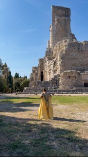 LA TURBIE (suite)〰️ Perché au-dessus de la Méditerranée, @la_turbie est aussi et surtout renommée pour son Trophée d’Auguste, haut de 35m 🏛️
Unique par sa taille et son importance historique, le Trophée d’Auguste @tropheeauguste appartient aux Monuments Nationaux. Il constitue l’une des merveilles du patrimoine architectural des Alpes-Maritimes. Symbole de victoire, le trophée fut édifié à la mémoire d’Auguste, grand vainqueur des Ligures des Alpes, il y a plus de 2000 ans. Construit sur l’Alpis Summa, frontière entre la Gaule et l’Italie et point stratégique sur la Via Julia Augusta, il célèbre la puissance de l’Empire romain.
Et c’est encore mieux quand c’est @emilie_raconte qui propose une visite guidée théâtralisée du monument 🎭
😍 Merci à @mentonrivieramerveilles et @visitcotedazur pour cette belle journée à la découverte de La Turbie
#cotedazurfrance #mentonrivieramerveilles #laturbie #frenchriviera