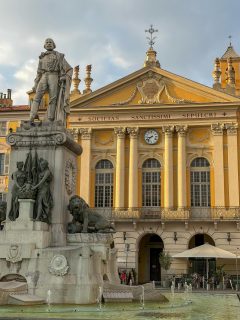 GARIBALDI 〰️ Avec le quartier de la Libération (Libé’ pour les intimes), celui de Garibaldi est un de mes préférés !
⛲️Ancien point de départ de la route qui menait à Turin à la fin du 18e siècle, la Place Garibaldi est l’une des plus grandes places historiques de Nice. En plus d’être recouverte de 6500 mètres carrés de décors en trompe-l’œil elle abrite de véritables trésors du patrimoine : la statue de Giuseppe Garibaldi, figure majeure de l’histoire italienne, né à Nice en 1807, mais aussi La chapelle du Saint-Sépulcre, aussi appelée chapelle des Pénitents Bleus (avec ses boulets de canons) ⛪️
Du matin au soir, elle vit au rythme des cafés et des restaurants, à l’instar du Café de Turin, institution emblématique des lieux 🦪
En toile de fond, le MAMAC - qui rouvrira prochainement ses portes - d’un côté, et le quartier du Pin de l’autre. La Place Garibaldi est aussi la porte d’entrée du Vieux-Nice… bref j’adore cet endroit, ses couleurs, son ambiance « italienne »…. c’est Nice 😍
#Nice06 #PlaceGaribaldi #VieuxNice #ExploreNiceCotedAzur #VisitCotedAzur