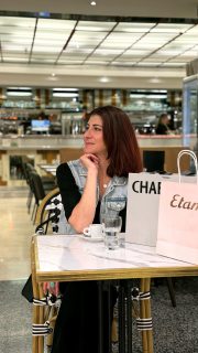 SHOPPING 〰️ ✨Cela va vous paraître un peu étrange mais j’ai un petit attachement pour ce @centre.nice.tnl 
Quand je suis revenue vivre à Nice en juin 2010 - et après avoir vécue à Marseille et Paris - c’est dans ce quartier qu’avec ma famille nous avons posé nos valises. Je m’y revois enceinte à essayer des vêtements pour mon ventre tout rond et je m’y vois choisir des petits vêtements pour mon futur bébé. Et puis je m’y vois plus tard avec la poussette… et cette dame qui se penche au-dessus et qui me dit : « c’est un vrai ? » 😂😂😂 

Bref je suis ravie de cette #collaboration 😌 On peut faire ses courses mais aussi du shopping 🛍️ Il y en a pour tous les goûts : lingerie et maillots de bain (Etam), sport (Décathlon), sacs à main (Chabrand)… et même s’octroyer une petite pause café (Brasserie Alexis). On passe, on flâne, on s’arrête manger un bout… il fait partie du quotidien des niçois. En tout cas il a fait partie du mien de jeune maman et ce n’était  pas rien 😊🫶 

Aujourd’hui j’y retourne avec plaisir mais toujours avec une petite touche de nostalgie ! 😊

#nice06 #nicecotedazur #shoppingnice #nicetnl