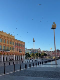 Les petits matins niçois comme je les aime : le bonheur du silence, les premières lumières dorées, le calme et la tranquillité… ✨
📍Nice, sa Place Masséna et son Port
_______
#ilovenice #cotedazurfrance #explorenicecotedazur #nice06 #villedenice