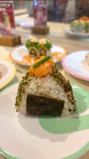 KAITEN-SUSHIS 〰️ 🍣 Depuis quelques semaines, un nouveau restaurant japonais a ouvert ses portes, en plein cœur de Nice : @matsuriofficiel 🇯🇵

Son concept ? Le kaiten-sushi, où les assiettes de sushi tournent sur un tapis roulant pour offrir une expérience conviviale et originale ! A déguster : sushis, makis, california rolls et autres spécialités nippo-californiennes préparés sous vos yeux avec des produits frais ! 

PS : c’est super bon, même si vous ne maîtrisez pas l’art de la baguette (comme moi 😅)

📍1 Place Grimaldi, 06000 Nice
_______

#matsuri #kaitensushi #barasushi #nice06