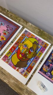 POP ART 〰️ 🎨 Parmi les grands rendez-vous culturels de l’été à Grasse, une exposition en hommage à l’artiste pop art @jeanlucdesset - disparu en 2021 à l’âge de 47 ans - transforme la ville en un musée à ciel ouvert, jusqu’au 31 août 2026 : Jean-Luc Desset - Pop Urbain. 

Initiée par Frédérick Vuillet, son ayant droit, et soutenue par la @villegrasse et le Fonds Baudelaire, cette exposition est un hommage vibrant à l’univers coloré et nostalgique de l’artiste 💛💜

L’expo se prolonge dans les anciens bâtiments de la Société Marseillaise de crédit (SMC), transformée pour l’occasion en JL Pop Store où d’autres artistes ont été invités pour l’occasion comme Loiseau Noir @loiseaunoir.off ou Kristian @kristian.dessinateur 🎨

Je suis très heureuse d’accompagner ce beau projet avec ma casquette d’attachée de presse @la_plume_rp ! Mais avec ma casquette de blogueuse et d’influenceuse, je ne peux que vous inviter à découvrir cette exposition inédite et insolite 😌😊

🔜 D’ailleurs, le vernissage c’est vendredi 12 juin à partir de 18h (et vous êtes les bienvenus) !