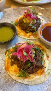 TACOS 〰️ 🇲🇽 Envie de manger mexicain ? N’hésitez pas à pousser la porte de @bonito.family un bistrot mexicain imaginé par Lucia & Juan ! Oubliez le Tex-Mex, ici c’est une vraie cuisine mexicaine… et tout est fait maison ! Tacos, burritos, guacamole… le plein de couleurs et le plein de saveurs ! Même les cocktails sont parfaitement bien dosés et vraiment délicieux 🌮 

📍Bonito, 7 Rue Pastorelli, 06000 Nice
🍽️ Réservation conseillée

#nice06 #restaurantmexicain #food #tacos #cocktails