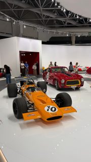EXPO 〰️ 🏎️ Cet été, le @grimaldiforum consacre une exposition exceptionnelle à plus de 130 ans de relations entre la Principauté et l’automobile : Monaco & l’Automobile, de 1893 à nos jours 🇲🇨 

À travers 55 véhicules emblématiques, elle retrace plus de 130 ans d’une histoire étroitement liée à celle de la Principauté, des premiers temps de l’automobile jusqu’aux technologies les plus innovantes. A voir absolument !

🗓️ Rdv du 1er juillet au 6 septembre 2026 
🔗 Je vous en parle sur le blog (lien dans ma bio)
🎟️ sur le site du Grimaldi Forum

#expositionmonaco #monacoetlautomobile #monaco #principautedemonaco #cotedazurfrance