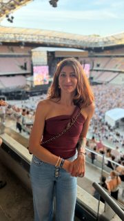 D’habitude c’est avec une brosse à cheveux et le seul public c’est mon chat… un tout petit peu plus intimiste 😅 🎶 Bref c’était le concert de @pitbull et j’avais 30 ans pendant 2h 🔥🙏@allianzriviera / @explorenicecotedazur 💃