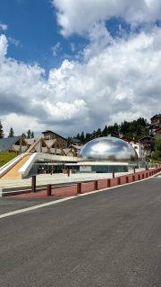 ÉTOILES 〰️ 🪐Depuis quelques semaines, la station de Valberg @valbergalpesdusud a ouvert les portes de son impressionnant DOME dédié à l’environnement, à la nature et à l’astronomie avec le @departement06 ☄️⭐️

🌏 Son planétarium est le plus grand du Sud-Est de la France ! Sous sa coupole spectaculaire, il propose de percer les mystères de l’espace grâce à une projection à 360°. Des projections ludiques et pédagogiques sont proposées du mardi au dimanche (vacances scolaires) et mercredi, samedi et dimanche (hors vacances scolaires) à 10h30, 14h30 et 16h. A voir absolument ! Une sortie idéale pour les familles 😍

Merci @visitcotedazur pour cette balade dans les étoiles !