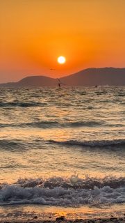 MOOD 〰️ Et puis août ☀️ et les petits bonheurs simples que la nature nous offre 🌅🌚🌝

🎙️ « Une vie est belle quand il y a quelque chose au dessus d’elle ; Au-dessus d’elle. Vous avez le droit d’être heureux. » Jean d’Ormesson

📍Coucher de soleil à l’Almanarre (Hyères)
📍Lever de pleine lune à Nice (coucou @crystalemoi 🌝 )