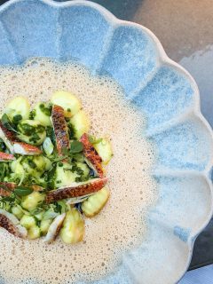 ZOUZOU 〰️ Sur la Promenade des Anglais, Zouzou Riviera @zouzourestaurant_nice, le nouveau restaurant du @palaisdelamediterranee, fait revivre l’esprit des Années folles 🎺 

🧑🏻‍🍳 Aux commandes, le chef @sebastienrouxchef - et le chef pâtissier @alexis.hernandezoff - privilégie des recettes traditionnelles de la Belle Époque twistées avec une touche de modernité. Le tout élaboré avec des produits locaux pour proposer une cuisine de partage. On y déguste des œufs mimosa, des poireaux vinaigrette ou encore le rouget nacré accompagné de sa soupe de poisson en émulsion… un délice ! 

👉 Sur le blog {lien dans ma bio} je vous dis tout sur cette nouvelle adresse (à découvrir absolument) et le parcours de son chef 🧑🏻‍🍳 

🏨 L’Hôtel Palais de la Méditerranée, quant à lui, a rouvert ses portes après sept mois de travaux sous pavillon The Unbound Collection, l’enseigne de luxe signée @hyatt 

#palaisdelamediterranee #hyatt #zouzourestaurant #promenadedesanglais