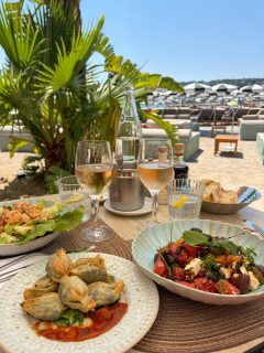 PLAGE 〰️ Située dans la baie de Roquebrune, face au Cap-Martin, à 45mn de Nice et à proximité de la frontière italienne, @solenzarabeach propose un cadre élégant et naturel pour profiter d’une parenthèse estivale au bord de la mer 🌊 

Après avoir lézarder sur les transats, à l’ombre des parasols, à siroter un cocktail 🍹 , on s’attable au restaurant de la plage pour déguster une salade savoureuse, une pizza ou un poisson grillé…  avant de finir sur une note sucrée (comme le gâteau à l’orange) 😋

Ce que j’ai vraiment aimé : Solenzara Beach est une plage privée oui mais une plage conviviale, chic et sympathique sans bling-bling et avec un service irréprochable (et souriant) ! 

📍Solenzara : 4 Av. Robert Schumann, 06190 Roquebrune-Cap-Martin
🌴Tarifs matelas : 22€ journée entière / 16€ demi-journée 

#SolenzaraBeach #roquebrunecapmartin #cotedazurfrance
