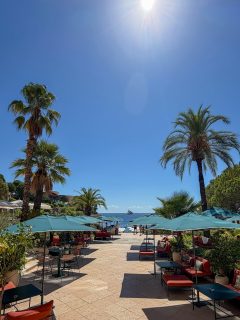 JEU, SET… ET PLAGE 〰️ Il semblerait que l’été ait décidé de jouer les prolongations ☀️ Alors même si nous avons repris - pour la plupart - le chemin du travail, direction Monaco pour profiter d’une journée chill au Méridien Monaco @lemeridienmonaco 🇲🇨

🐊 On commence par une pause déjeuner au Café Lacoste @lecafelacoste - ouvert tous les jours - qui propose une jolie carte de plats et snacks gourmands comme le Croc’ Monsieur ou Le Green Avo Smash. De la décoration aux noms des plats tout à été décliné selon l’univers de la marque et c’est vraiment très réussi et très fun ! Jusqu’aux desserts où vous pourrez savourer des balles de tennis 🎾 

⛱️ Ensuite, rien de tel que d’aller farniente sur la plage privée et la piscine de l’hôtel @laplageandmore 😊 Au programme : sieste sur les transats, mocktail, bain de mer… le bonheur ! 

Bon plan : le day pass - proposé à 85€ par personne en septembre (moitié prix pour les -12 ans) - permet de profiter des différents espaces et installations de l’hôtel le temps d’une journée. Inclus : matelas de plage, parasol, drap de bain, accès à la plage privée, aux piscines extérieures et intérieure, au sauna et à la salle de sport. En supplément, il est également possible de participer à des cours de yoga et de Pilates, de plusieurs activités nautiques, ou encore de massages. What else ?! 

L’occasion de s’offrir une pause détente et de profiter encore un peu de l’été avant de basculer en automne 🍂

#Monaco #MeridienMonaco #CotedazurFrance #Invitation