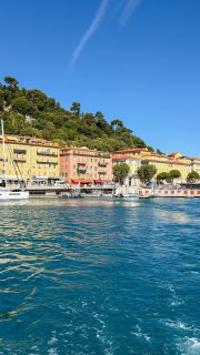 BON PLAN 〰️ Vous avez prévu un week-end ou des vacances sur la Côte d’Azur ? Vous cherchez des idées de sorties à faire en famille, en couple ou entre amis ? Le Pass Côte d’Azur France pourrait bien devenir votre meilleur allié pour explorer la région tout en faisant quelques économies 😍

Côte d’Azur France @visitcotedazur propose ce pass touristique qui permet de profiter de 3 activités à tarif préférentiel. Et il y a de quoi faire : plus de 120 activités sont accessibles, de #Menton à Saint-Raphaël, en passant par Monaco et les sommets du #Mercantour.

Comme ici ➡️ Promenade côtière commentée d’1heure au départ de Nice 🛥️

✍️ Pour en savoir plus, je vous dis tout sur le blog (lien dans ma bio) 

#cotedazurfrance #nice06 #passcotedazur