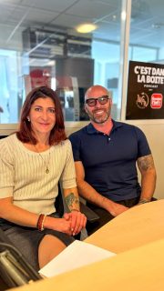 C’EST DANS LA BOÎTE // Le retour !! C’est la rentrée aussi pour le podcast “C’est dans la boîte” lancé il y a quelques mois par @ecoutezlinfo & @whataboutnice . Le but ? Donner la parole aux entrepreneurs azuréens qui osent, qui se réinventent… et qui ne lâchent rien🥇

🍕Pour ce nouvel épisode, Anne a rencontré Boris Bérard, fondateur d’ORA-1929 @ora1929pizza, une pizzeria itinérante nouvelle génération. À bord d’un foodtruck 100 % autonome en énergie, Boris réalise des pizzas artisanales « gluten friendly », à partir de produits locaux et de farines biologiques. Une approche engagée, à la croisée de la gastronomie, de l’innovation et du respect de l’environnement. Mais Boris ne s’arrête pas là ! Passionné et compétiteur, il collectionne les titres et les distinctions, jusqu’à traverser l’Atlantique pour se mesurer aux meilleurs 🏆

🇺🇸 À Las Vegas, il décroche une 22e place mondiale lors de la finale des Championnats de France de Pizza Classique, avant de s’imposer dans la catégorie Non-Traditional au California Pizza Challenge 2026, où il remporte le titre de Grand Champion. Une victoire qui lui ouvre les portes du Championnat du Monde de la Pizza, à Parme, en avril 2027…. 

Extraits de l’interview :

“J’ai fait un virage à 180 degrés car je voulais mettre à profit mon expérience professionnelle dans un concept inédit allié à mes racines familiales”

“En sourçant des produits locaux, bio, français on peut quand même performer sur une scène internationale”

Retrouvez l’intégralité de cet épisode sur :
🎧 Spotify : “C’est dans la boîte”
🎙️YouTube : “Ecoutez l’info”
______________

#Podcast #Cestdanslaboite #Entrepreneuriat #CotedAzur #Nice06