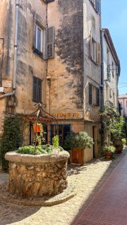 LA TURBIE 〰️ Perché au-dessus de la Méditerranée, le centre historique de @la_turbie - renommé pour son Trophée d’Auguste - a gardé une belle partie de son âme médiévale. On y entre par l’un des anciens portails qui donnaient accès au village fortifié, avant de se perdre dans les ruelles bordées de maisons construites en arc de cercle, formant autrefois un véritable rempart naturel.
Au fil de la balade, faites un arrêt sur la place Saint-Jean, ancien lieu de rassemblement des villageois, découvrez le Portail Gioffredo, puis poussez la porte de l’église Saint-Michel, remarquable exemple du baroque niçois et classée aux Monuments Historiques. On y découvre même une ancienne maison close 💘
Ce qui rend La Turbie particulièrement intéressante, c’est aussi son architecture : ici, les styles se côtoient, du médiéval au baroque en passant par le classique. Certaines maisons ont même été construites avec les pierres provenant du Trophée d’Auguste, démantelé en partie au XVIIIᵉ siècle.
Enfin, le Rondo, véritable balcon de pierre de taille, offre l’une des plus belles vues sur la Principauté de Monaco.
🔜 À suivre : le Trophée d’Auguste comme vous ne l’avez jamais vu avec @emilie_raconte !
🏛️Merci à l’association Ratapignate Irahta pour cette visite guidée. L’association se donne pour mission de valoriser et protéger le patrimoine de la Turbie et de ses anciens quartiers ⚜️
😍 Merci à @mentonrivieramerveilles et @visitcotedazur pour cette belle journée à la découverte de La Turbie
#cotedazurfrance #mentonrivieramerveilles #laturbie #frenchriviera