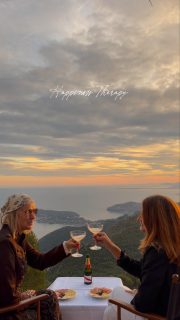Un peu de douceur dans ce monde tourmenté 🫶

Souvenir d’une jolie parenthèse hors du temps avec @lesescapadesdagnes 🧡 le temps d’une balade version Belle Époque avec @nice_classic_tours 💠🥂