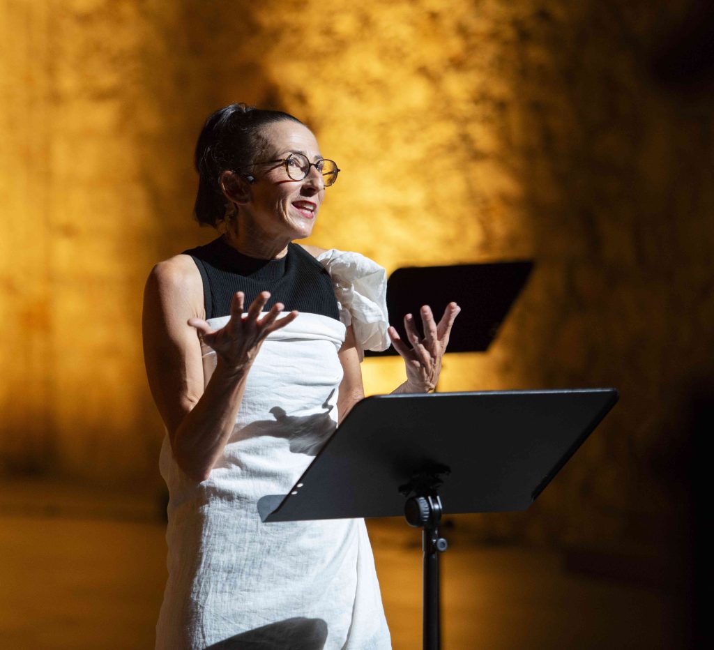 Elise Clary lors d'une lecture © Léa Saboun-TNN