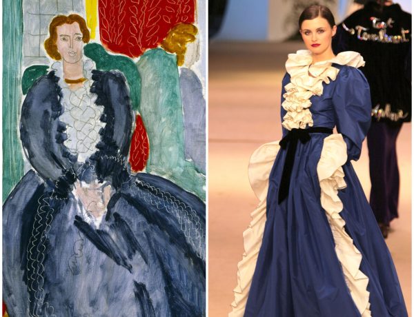 A gauche : Henri Matisse, La Robe bleue reflétée dans la glace, esquisse, février 1937 Huile et crayon sur toile, 64 × 49 cm The National Museum of Modern Art, Kyoto © Photo : The National Museum of Modern Art, Kyoto A droite : Yves Saint Laurent, robe de soir portée par Trish Goff Collection haute couture automne-hiver 1981 Défilé rétrospectif, centre Pompidou, 22 janvier 2002 Musée Yves Saint Laurent Paris Photo © Guy Marineau