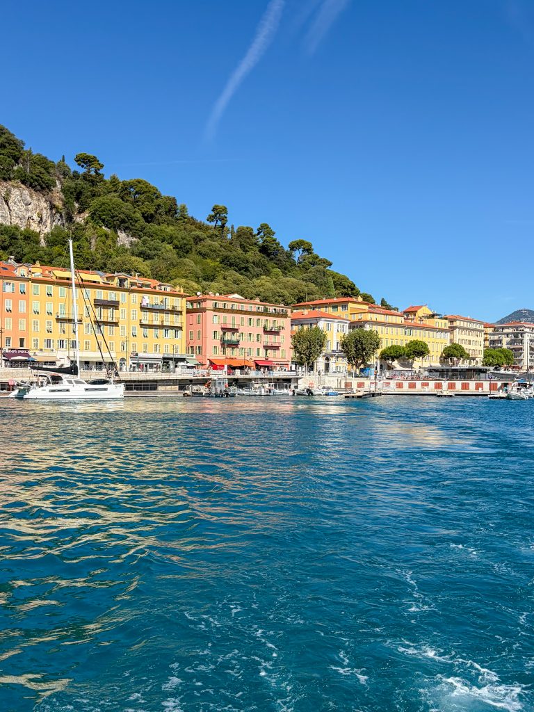 La Promenade côtière au départ de Nice (Trans Côte d'Azur) est inclus dans les activités proposées dans le Pass Côte d'Azur France